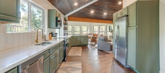 Mid-mod Mountain Cabin Near Thumb Butte Trails!