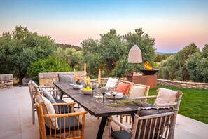 Outdoor dining - Domaine de la Colline – Provencal Stone House in Luberon with Heated Pool & A/C (Cabrières-d'Aigues)