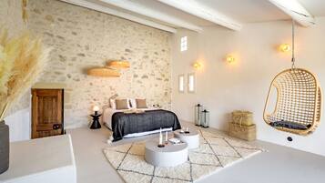 6 quartos, cofres nos quartos, ferros/tábuas de passar roupa