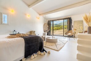6 chambres, coffre-fort, fer et planche à repasser, lit de bébé portatif