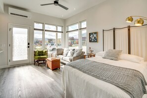 Apartment (0 Bedroom) | Front of property - Walk to Ski Shuttles & Stores! Modern Frisco Unit (Frisco)