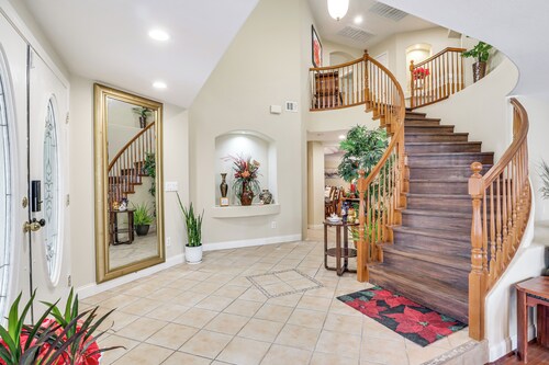 Grand & Convenient Home 7 Mi to Las Vegas Strip!