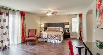 Grand & Convenient Home 7 Mi to Las Vegas Strip!