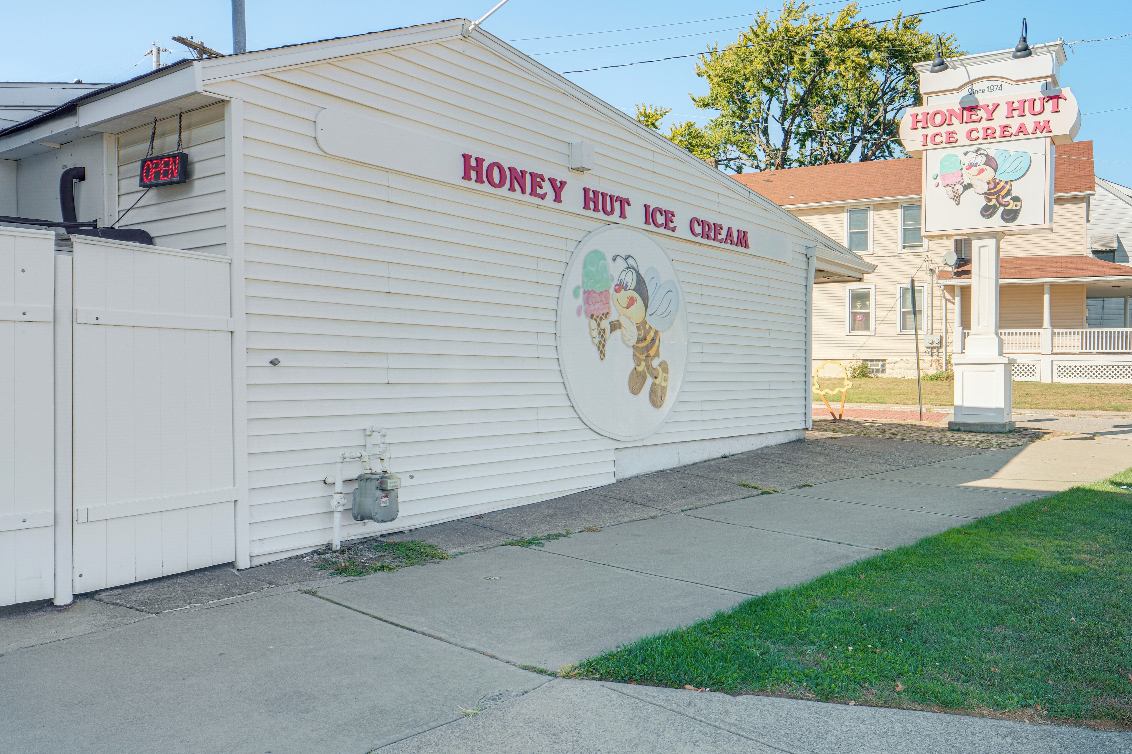Un petit bâtiment d’un seul étage, sur lequel on peut lire l’inscription « Honey Hut Ice Cream ».