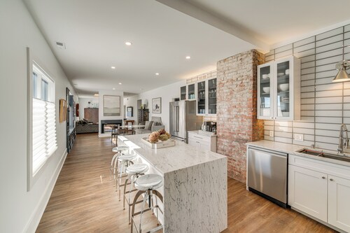 7 Mi to Dtwn & Lake Erie: Sleek Cleveland Apt!