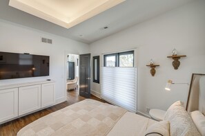Apartment (2 Bedrooms) | Interior - 7 Mi to Dtwn & Lake Erie: Sleek Cleveland Apt! (Cleveland)
