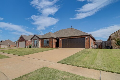 Walk to Park & Pool, Broken Arrow Family Escape!