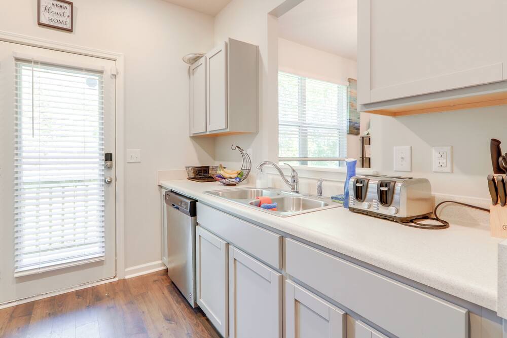 Pets Welcome! Family Townhome w/ Yard in Atlanta - Tyrone, GA