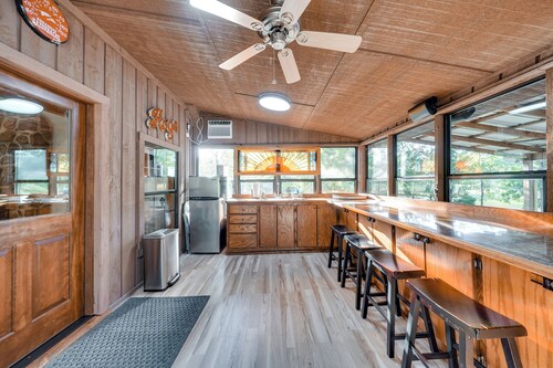 Waterfront Texarkana Cabin: Tranquil Acreage