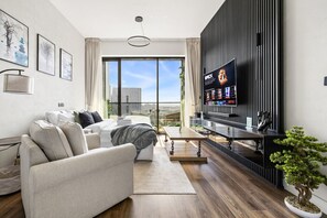 TV - New 1BR with Rooftop Pool & Amazing View (Dubai)