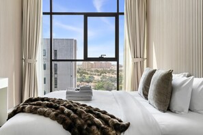 Iron/ironing board, WiFi, bed sheets - New 1BR with Rooftop Pool & Amazing View (Dubai)