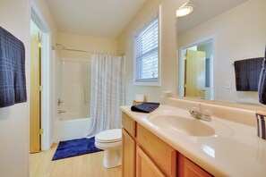 A bathroom with a bathtub, toilet, sink, and a mirror. - Peaceful & Convenient Country Retreat in Lexington (Lexington)