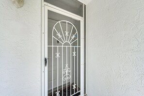 Apartment (2 Bedrooms) | Interior - Snowbirds Welcome! Naples Resort Condo Near Golf (Naples)