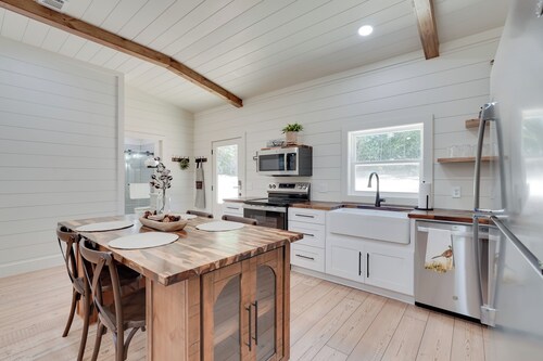 6 Mi to Magnolia Springs SP! Modern Cottage Living