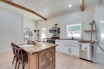 6 Mi to Magnolia Springs SP! Modern Cottage Living