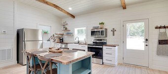 Nature-centric Retreat! Newly Built Millen Cottage