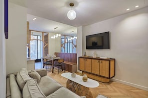 TV, offices - Superb air-conditioned apartment - Center of Paris (Paris)