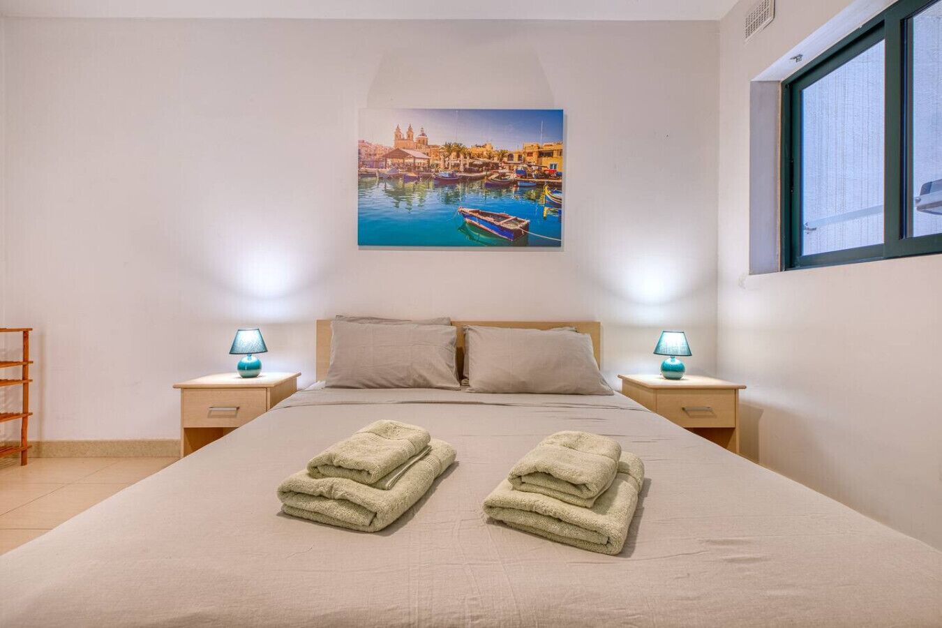 Escritorio, tabla de planchar con plancha, wifi y ropa de cama 