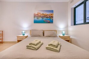 Escritorio, tabla de planchar con plancha, wifi y ropa de cama 