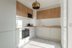 Kühlschrank, Mikrowelle, Ofen, Geschirrspüler