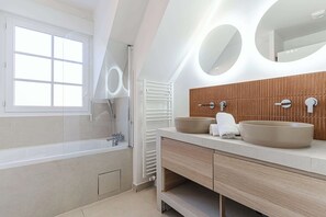 Chuveiro, secador de cabelo, toalhas de banho, shampoo