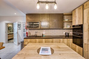 Jääkaappi, mikroaaltouuni, uuni, astianpesukone