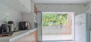 Kühlschrank, Mikrowelle, Herdplatte, Kochgeschirr/Geschirr/Besteck