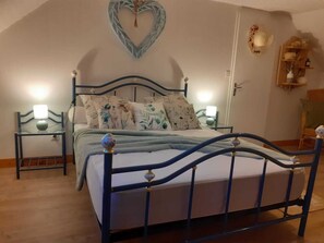 2 bedrooms, iron/ironing board, free WiFi, bed sheets - Wellness Cottage. Massage therapist on site for a true resource. (Forges de Lanouée)