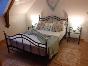 2 bedrooms, iron/ironing board, free WiFi, bed sheets