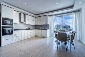 Geladeira, fogão, cooktop, lava-louças