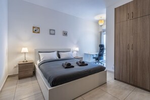 Escritorio, tabla de planchar con plancha, wifi y ropa de cama