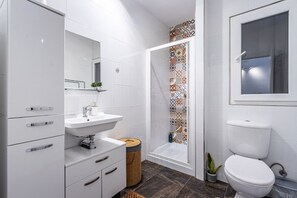 ヘアドライヤー、トイレットペーパー