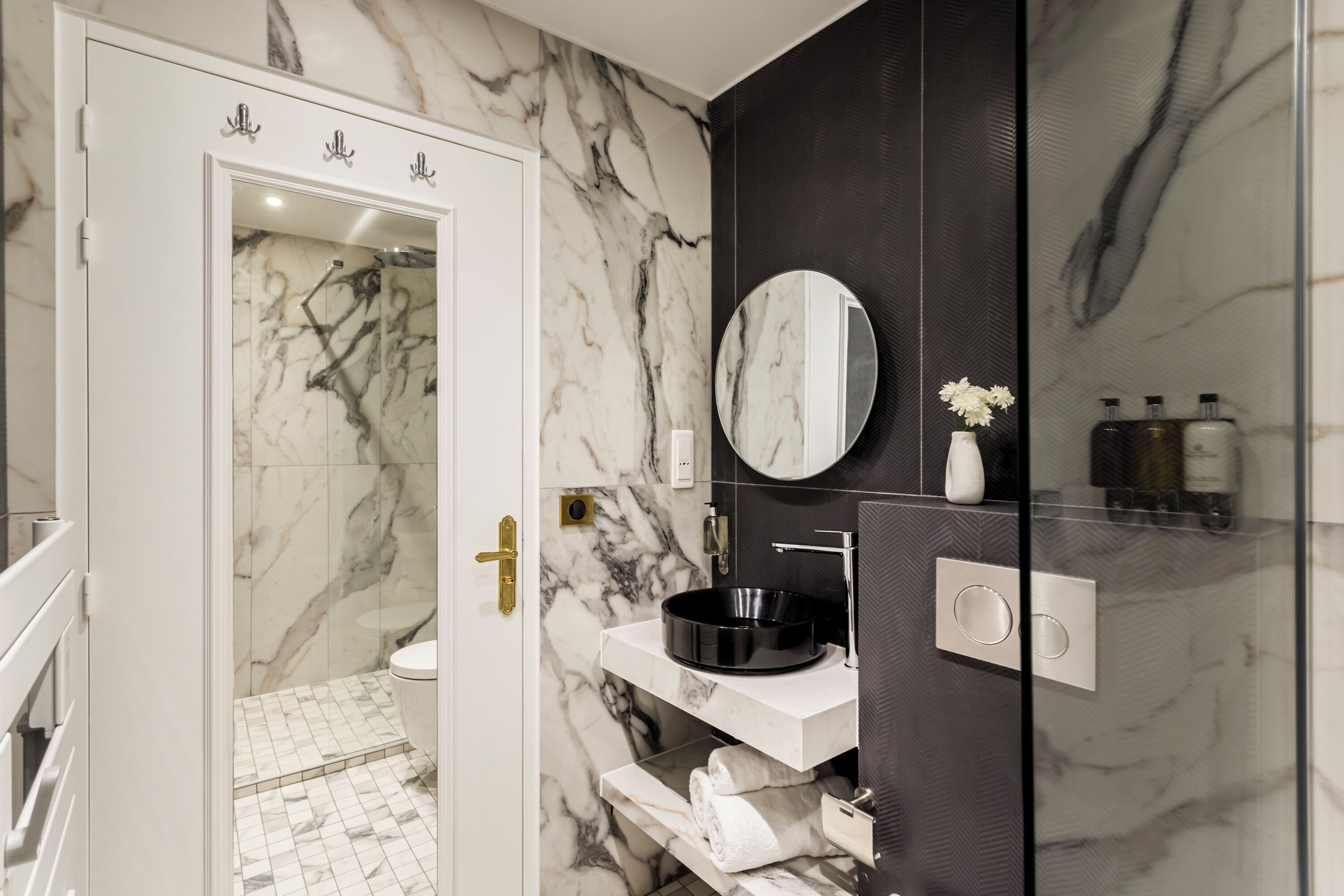 Apartment | Bathroom | Rainfall showerhead, eco-friendly toiletries, hair dryer, towels