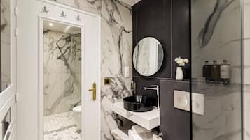 Apartment | Bathroom | Rainfall showerhead, eco-friendly toiletries, hair dryer, towels