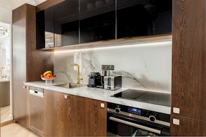 Apartment | Private kitchen | Fridge, microwave, oven, stovetop - Merveil Luxury Suite - Louvre Aboukir IX (Paris)