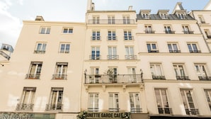 A row of multi-story buildings with balconies, some with plants. - Merveil Luxury Suite - Louvre Aboukir IX (Paris)