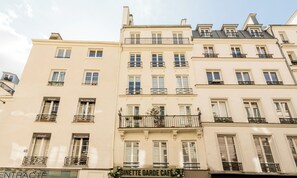 Vista frontal de la propiedad