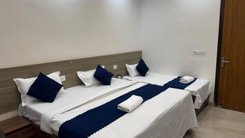 Standard-Dreibettzimmer | Schreibtisch, laptopgeeigneter Arbeitsplatz, kostenloses WLAN