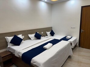 Habitación cuádruple Deluxe | Escritorio, espacio para trabajar con laptop y wifi gratis 