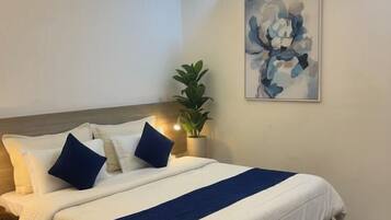 Doppel- oder Zweibettzimmer | Schreibtisch, laptopgeeigneter Arbeitsplatz, kostenloses WLAN