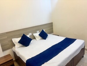 Habitación con 1 cama matrimonial o 2 individuales | Escritorio, espacio para trabajar con laptop y wifi gratis 