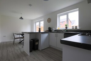 Exterior - The Haven Modern 4-bed Home With Garden (Cardiff)