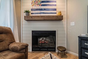 Interior - Edge of Paradise-no steps,GREAT LAKE VIEW-fish, golf, pools, tennis, pickleball (Branson)