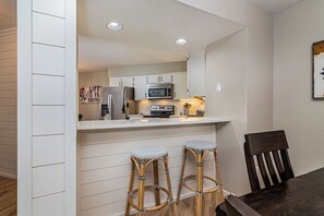 Microondas, horno, placa de cocina y lavavajillas