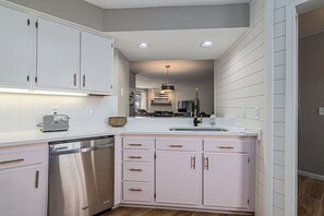 Private kitchen - Edge of Paradise-no steps,GREAT LAKE VIEW-fish, golf, pools, tennis, pickleball (Branson)