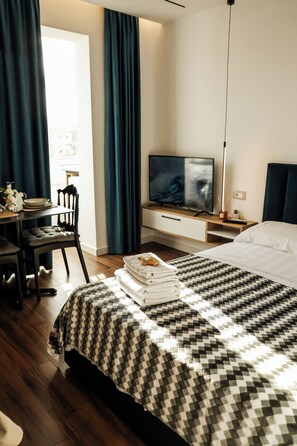 1 bedroom, iron/ironing board, WiFi, bed sheets - Azure Studio by Dove (Tiranë)