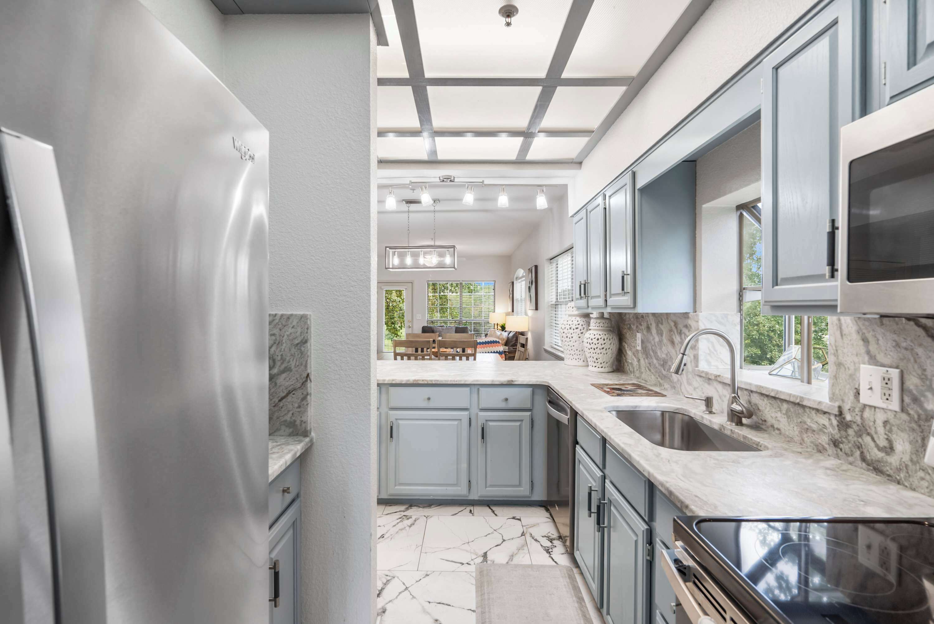 Refrigerador, microondas, horno y parrilla de estufa 