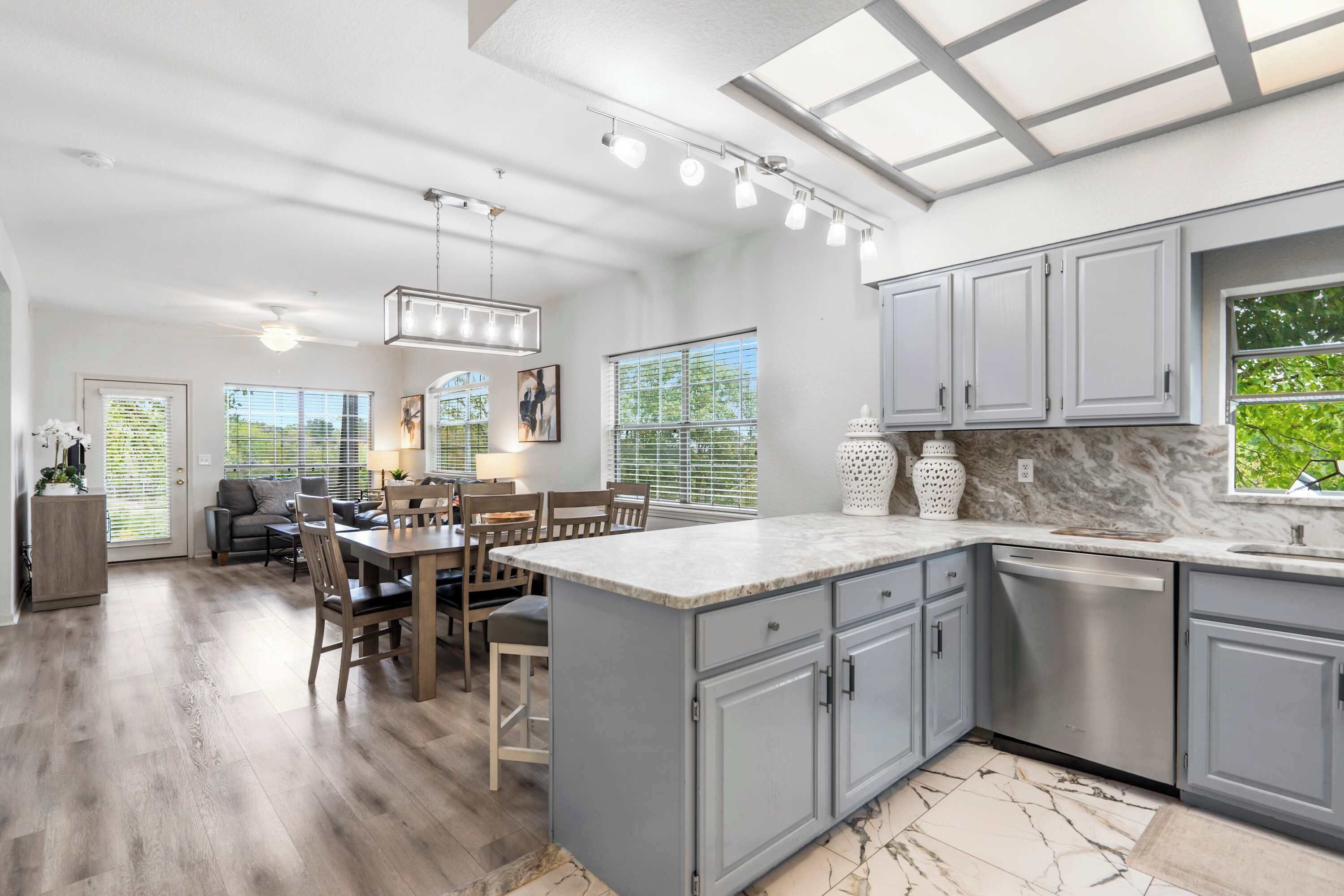 المنشأة من الداخل