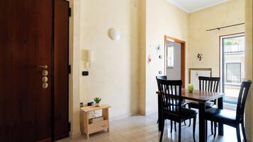 Appartamento, 2 camere da letto | Area soggiorno | TV 30 pollici con canali satellitari