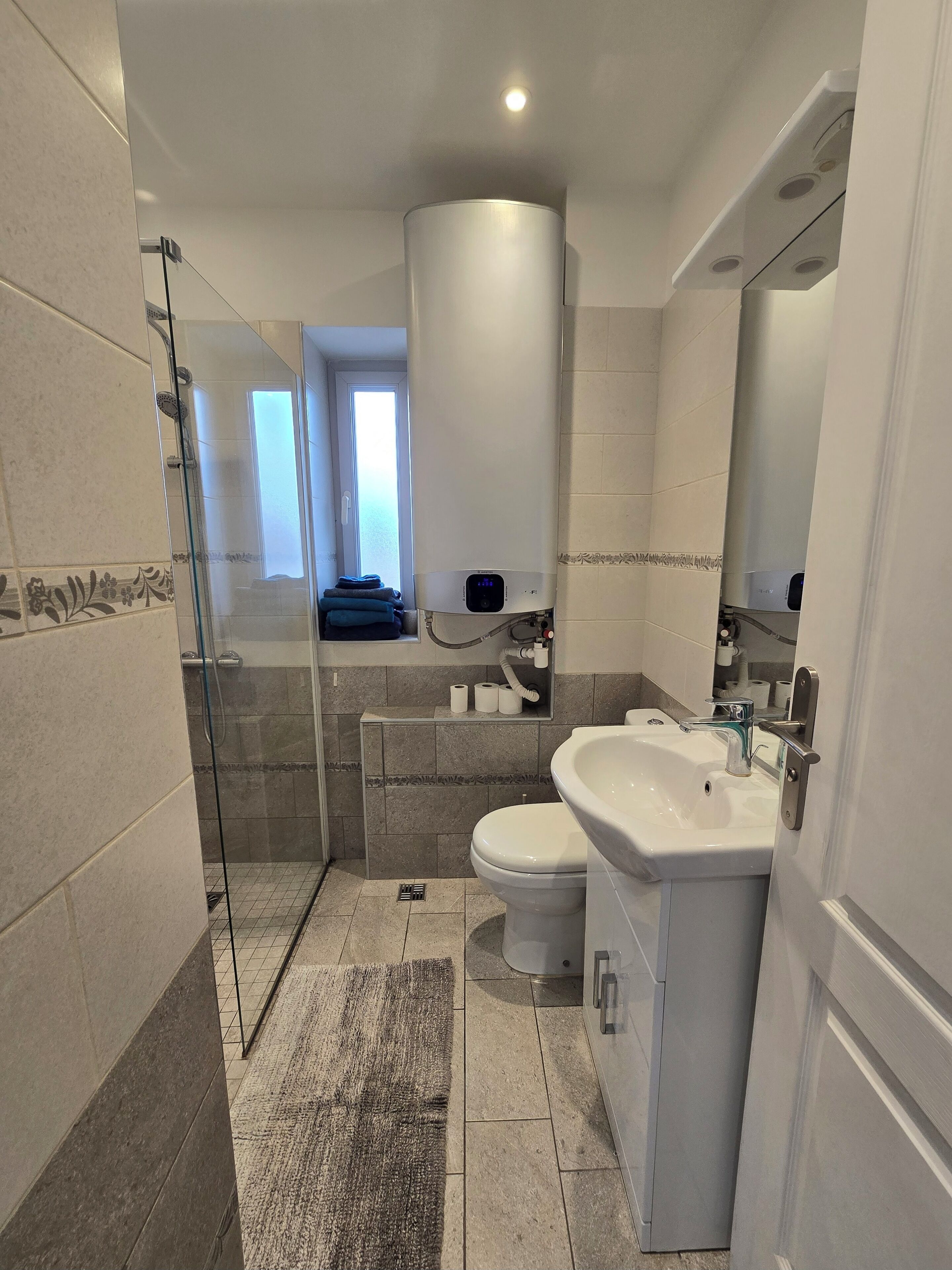 Douche, sèche-cheveux, serviettes fournies, papier toilette